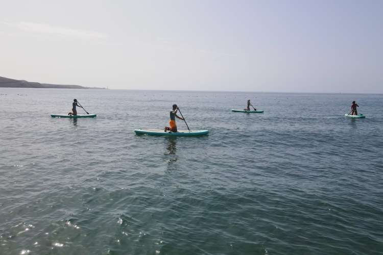 grupo-haciendo-paddle-surf