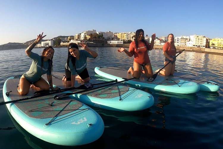 posando-haciendo-paddel-surf-2