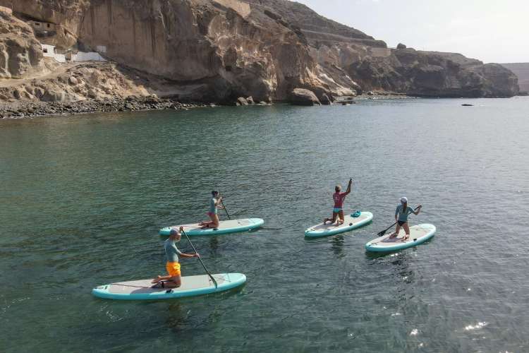 grupo-haciendo-paddle-surf-en-el-atlantico