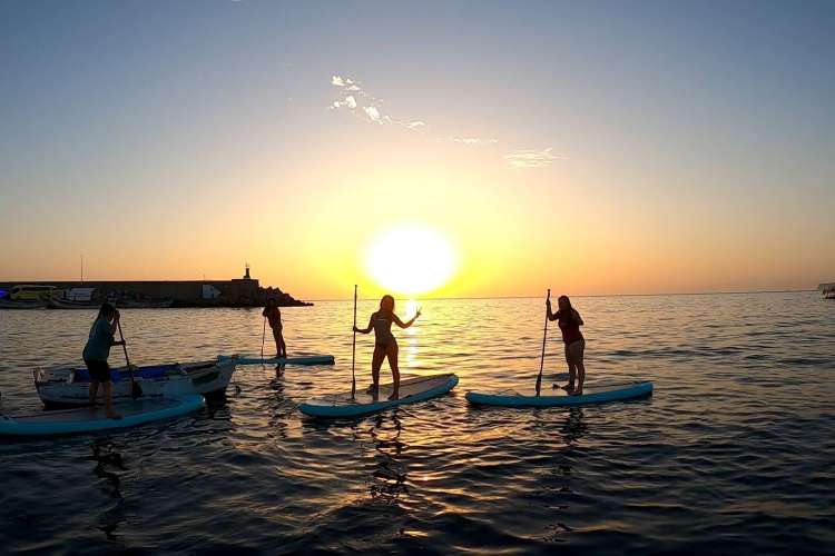 haciendo-padel-surf-al-atardecer-en-gran-canaria